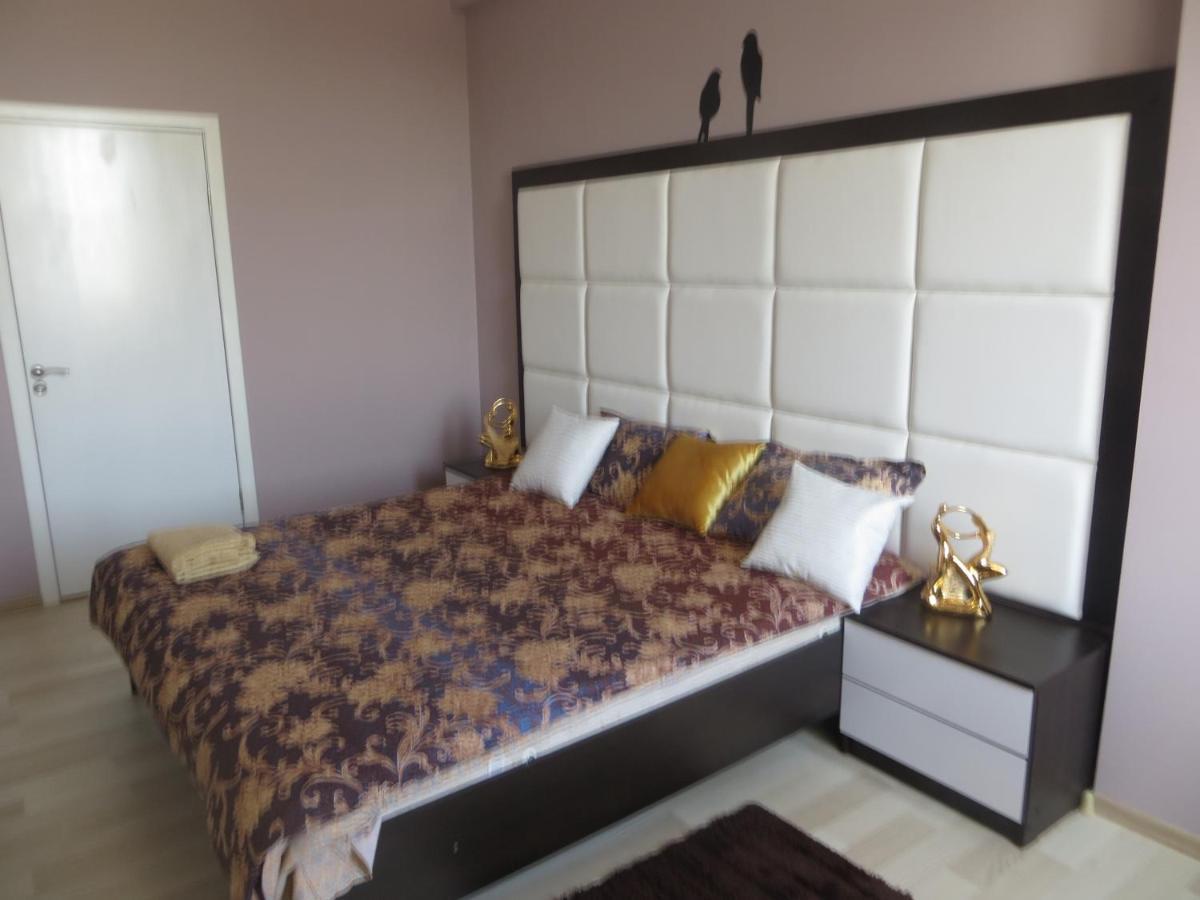 Yellow Apartment In The Center Of Μπισκέκ Εξωτερικό φωτογραφία